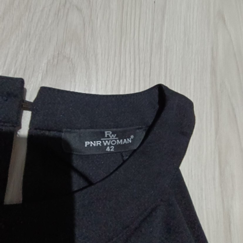 Siyah Yüksek Yakalı Kolsuz Kadın Tulum - Görsel 3