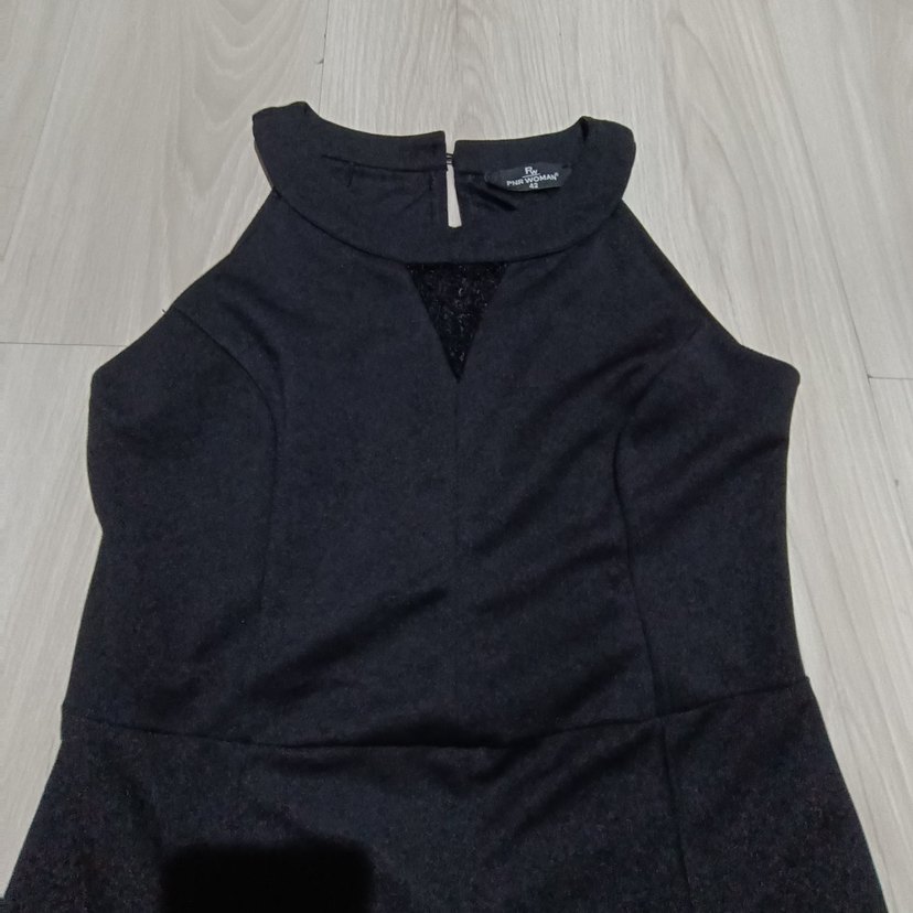 Siyah Yüksek Yakalı Kolsuz Kadın Tulum - Görsel 2