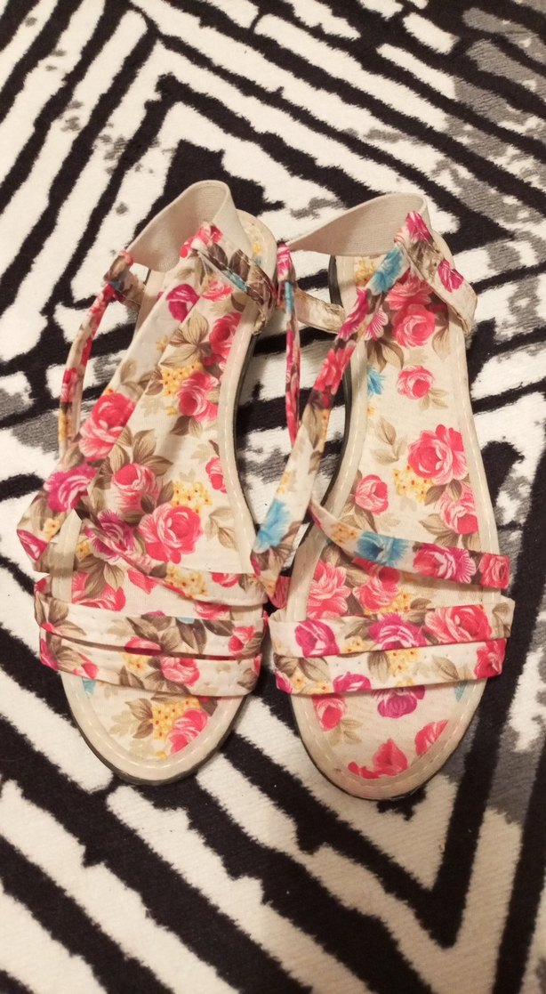 Çiçek Desenli Kadın Dolgu Topuklu Sandalet - Görsel 2