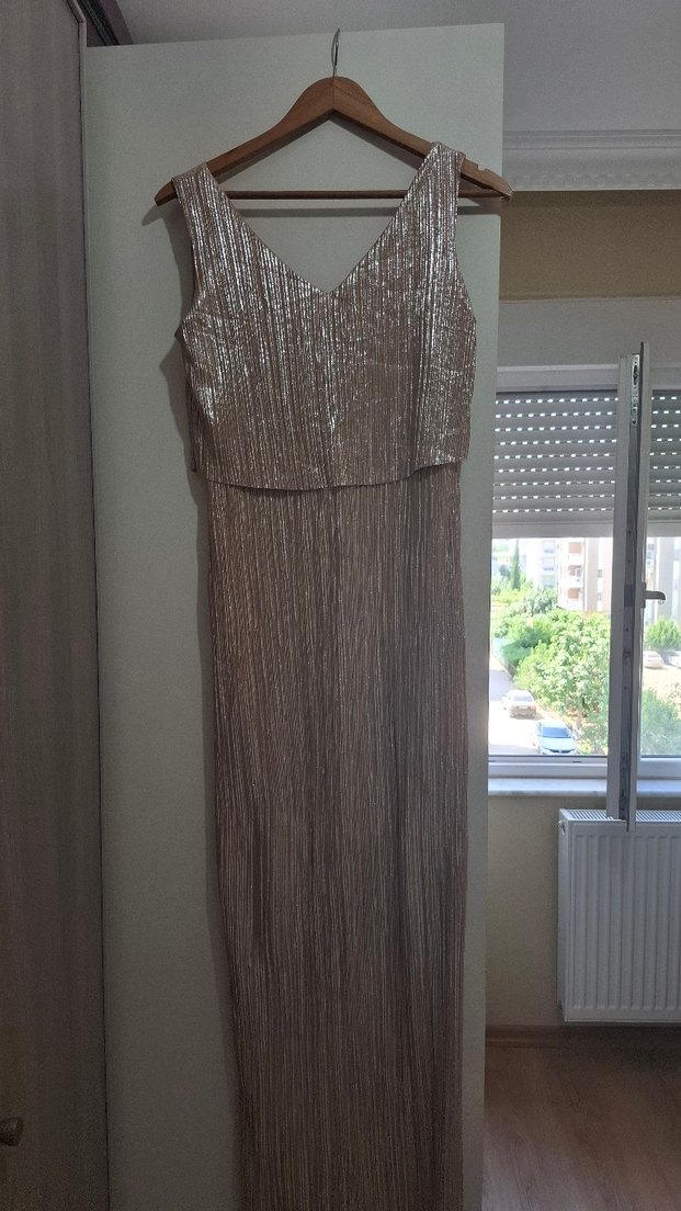 V Yaka Parlak Bej Uzun Pilili Abiye Elbise - Görsel 2