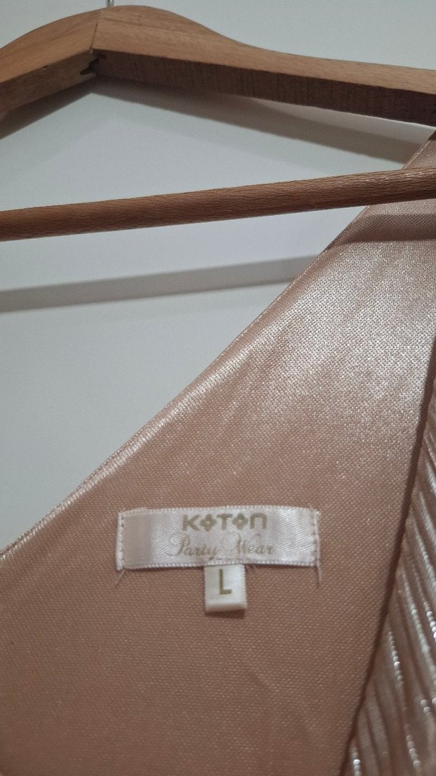 V Yaka Parlak Bej Uzun Pilili Abiye Elbise - Görsel 5