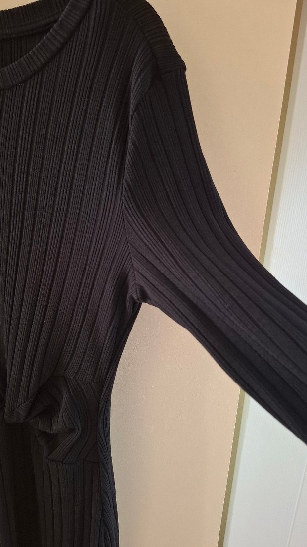 Bershka Kadın Siyah Piliseli Uzun Yandan yırtmacli Elbise - Görsel 4