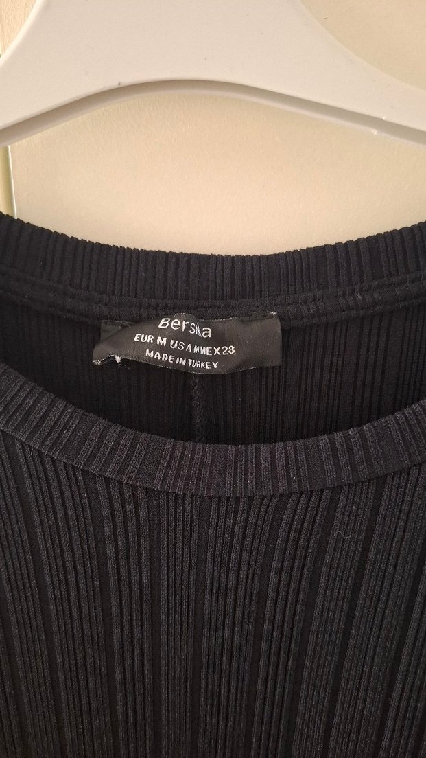 Bershka Kadın Siyah Piliseli Uzun Yandan yırtmacli Elbise - Görsel 5