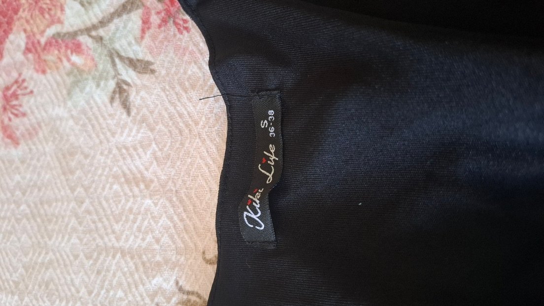 Siyah Çiçek Desenli Diz üstü V Yaka Elbise - Görsel 4