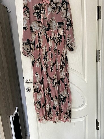 Çiçekli pembe elbise - Görsel 2