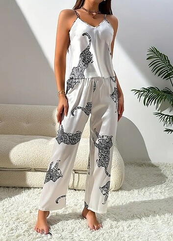 Desenli V yaka camisole üst ve pantolon pijama takımı, iki parça