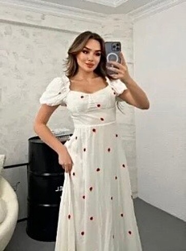 Çilek Desen Beyaz Elbise