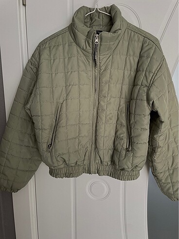 m Beden Haki Oversize Crop Kapitone Şişme mont