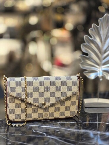 Louis Vuitton Farklı Modelli Şık El Çantaları