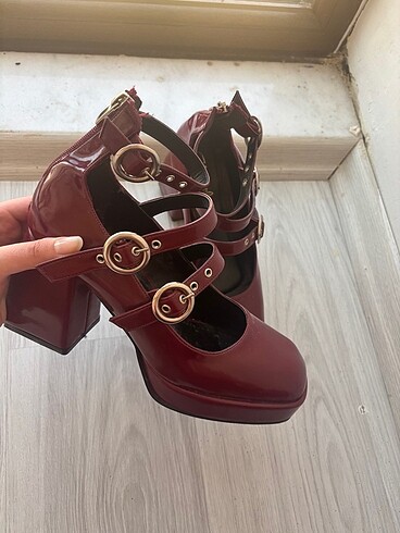 Bordo rugan kadın topuklu ayakkabı