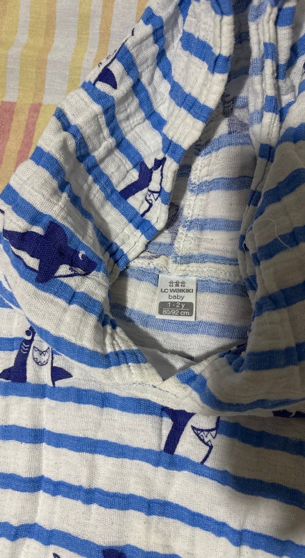 Kapüşonlu Erkek Çocuk Bornoz - Renkli Baskılı - Görsel 2