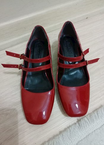 Kırmızı Parlak Tokalı Kadın Klasik Ayakkabı
