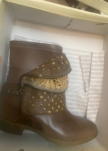 Ugg İşlemeli Tokalı Kahverengi Deri Kadın Bot 36numara