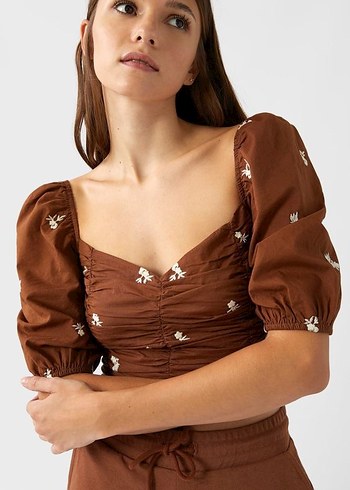 Stradivarius V Yaka Kısa Kollu İşlemeli Bluz