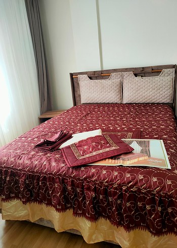 Bordo İşlemeli Yatak Örtüsü