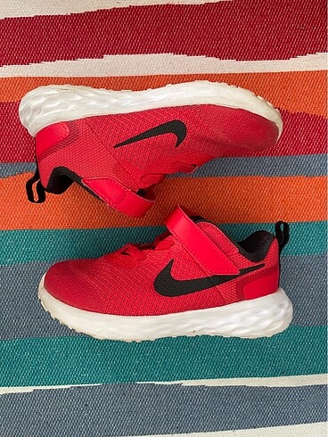 Nike spor ayakkabı 26 numara kırmızı
