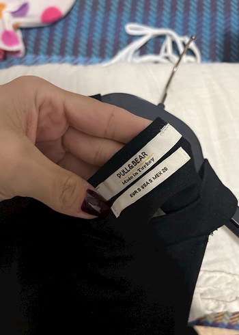 Siyah Yüksek Yakalı Kolsuz  Elbise - Görsel 3