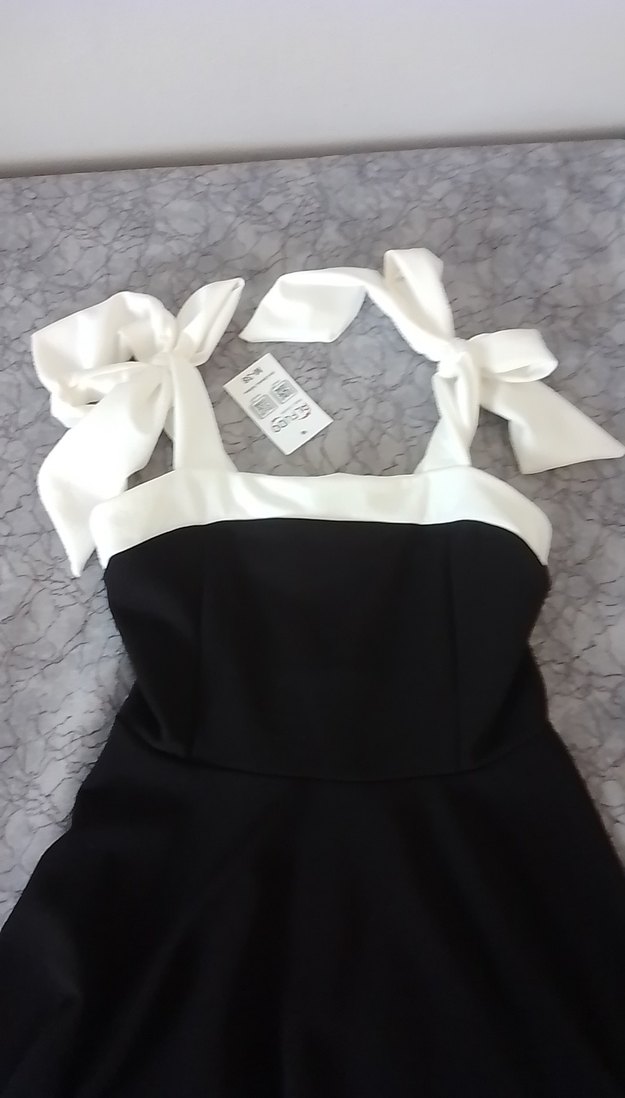 Siyah Beyaz Midi Askılı Elbise - Görsel 3