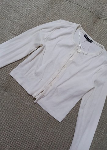 Beyaz Düğmeli Uzun Kollu Kadın  Hırkası - Görsel 2