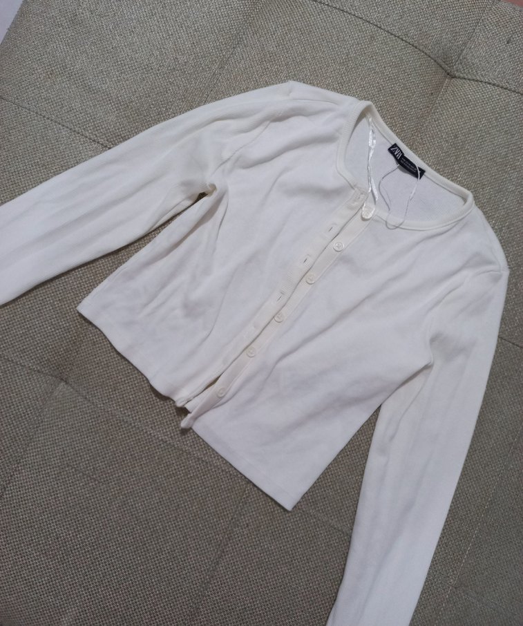 Beyaz Düğmeli Uzun Kollu Kadın  Hırkası - Görsel 2