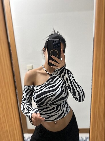 Omuz dekolteli zebra bluz