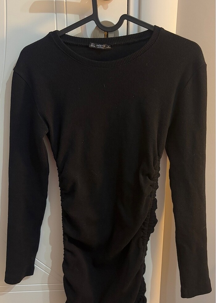 siyah yanlardan büzgülü elbise - Görsel 2