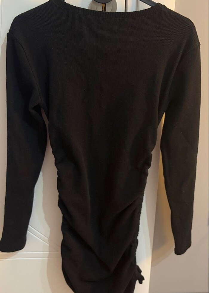 siyah yanlardan büzgülü elbise - Görsel 3