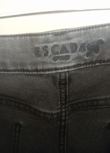 40 Beden Escada Kot