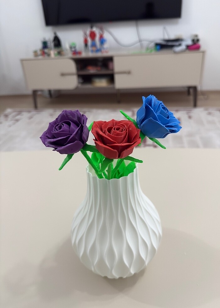 Vazo ve 3 adet gül - Görsel 2