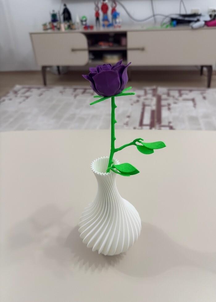 Vazo ve tek gül - Görsel 3