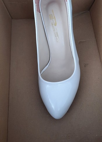 Beyaz Rugan Stiletto Kadın Ayakkabı