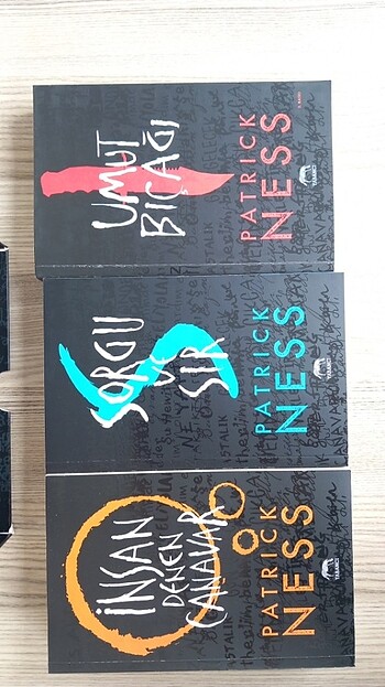  Beden PATRİCK NESS, KAOS YÜRÜYÜSÜ SERİSİ 3LÜ KARTON KAPAK SERİ