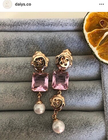 Pembe düğme detaylı gold küpe