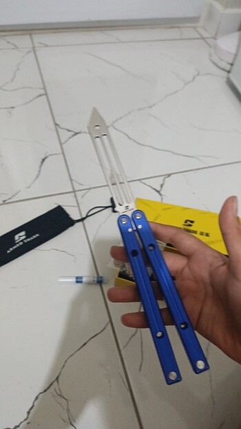 Armed shark squid trainer 