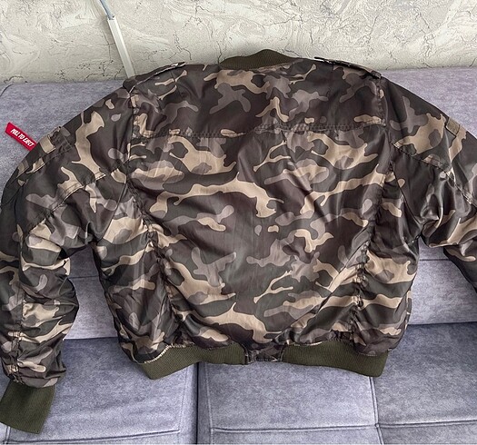 Bershka Kamuflaj mont