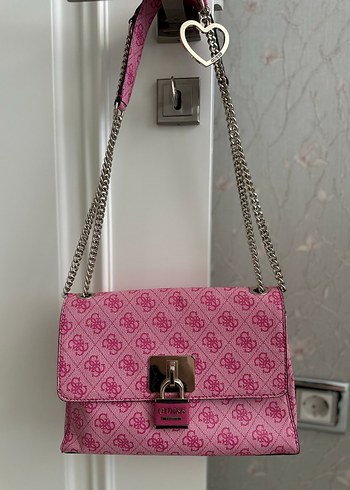 Guess Pembe Zincir Detaylı Kadın Çanta