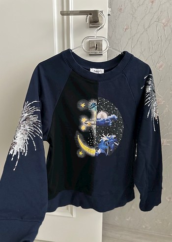 Pul İşlemeli Baskılı Lacivert Sweatshirt