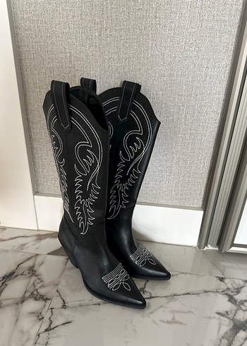 Siyah Deri İşlemeli Dizüstü Stiletto Bot
