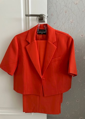 Kısa Kollu Kırmızı Mini Blazer ve pantolon