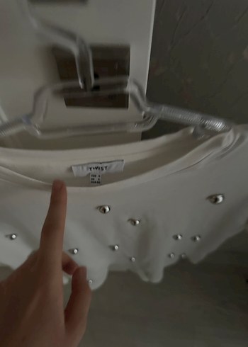 Zımbalı Beyaz Kadın Tişört - Görsel 2