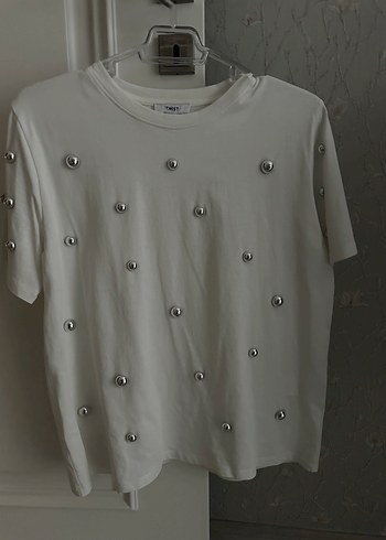 Zımbalı Beyaz Kadın Tişört - Görsel 3