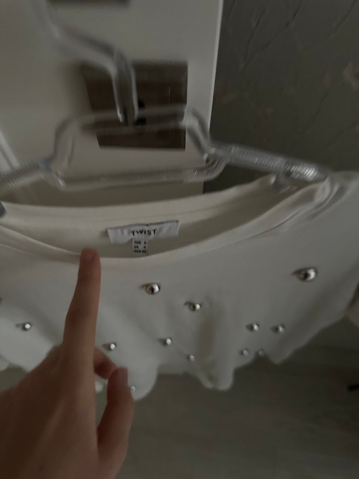 Zımbalı Beyaz Kadın Tişört - Görsel 2