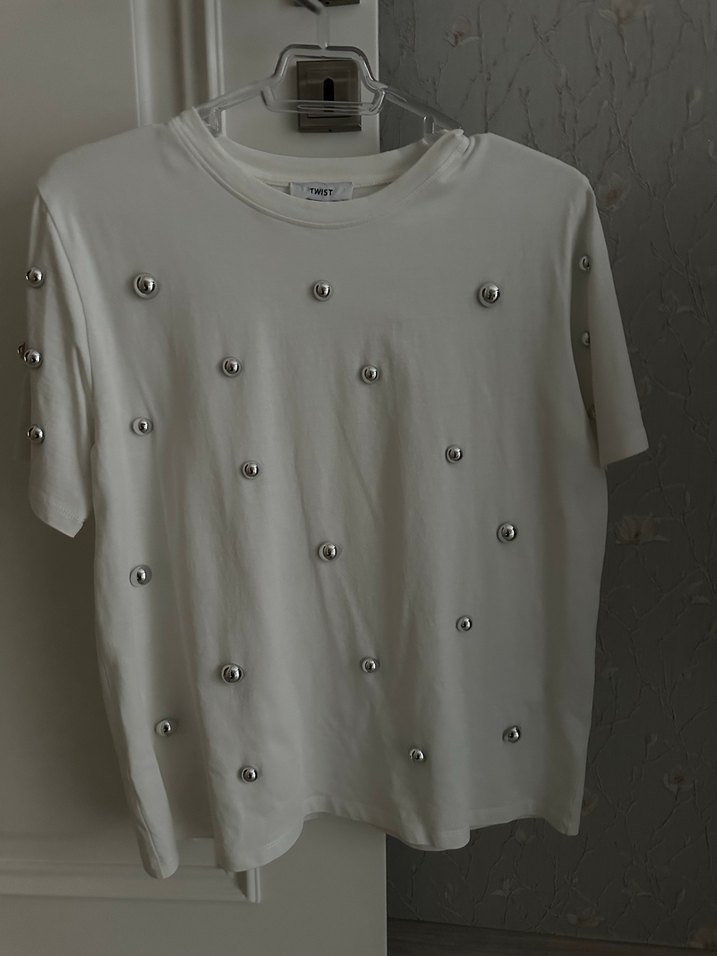 Zımbalı Beyaz Kadın Tişört - Görsel 3