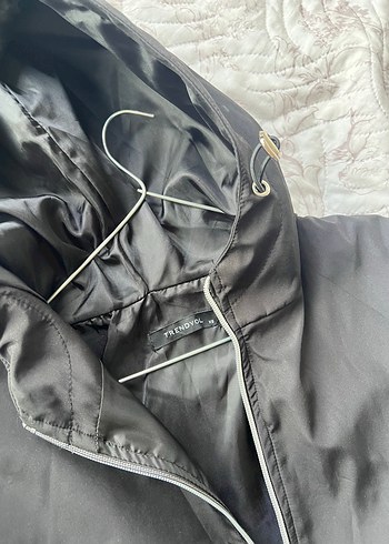 Siyah Kapüşonlu Yağmurluk - Görsel 4