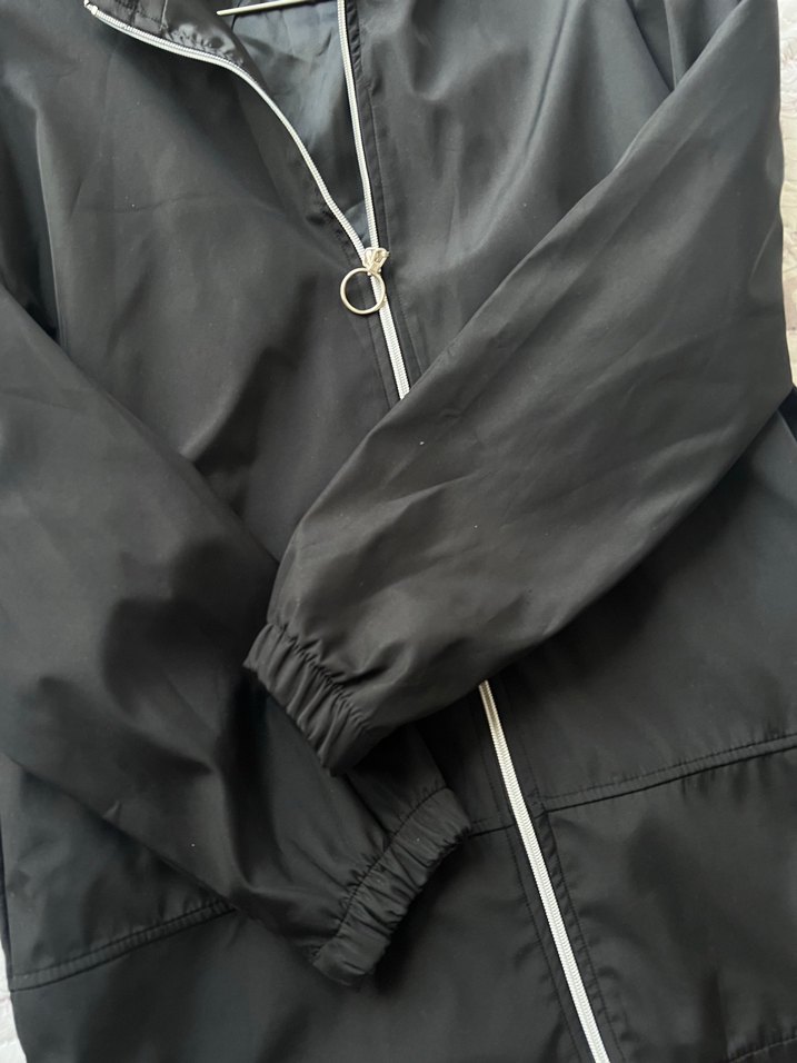 Siyah Kapüşonlu Yağmurluk - Görsel 3