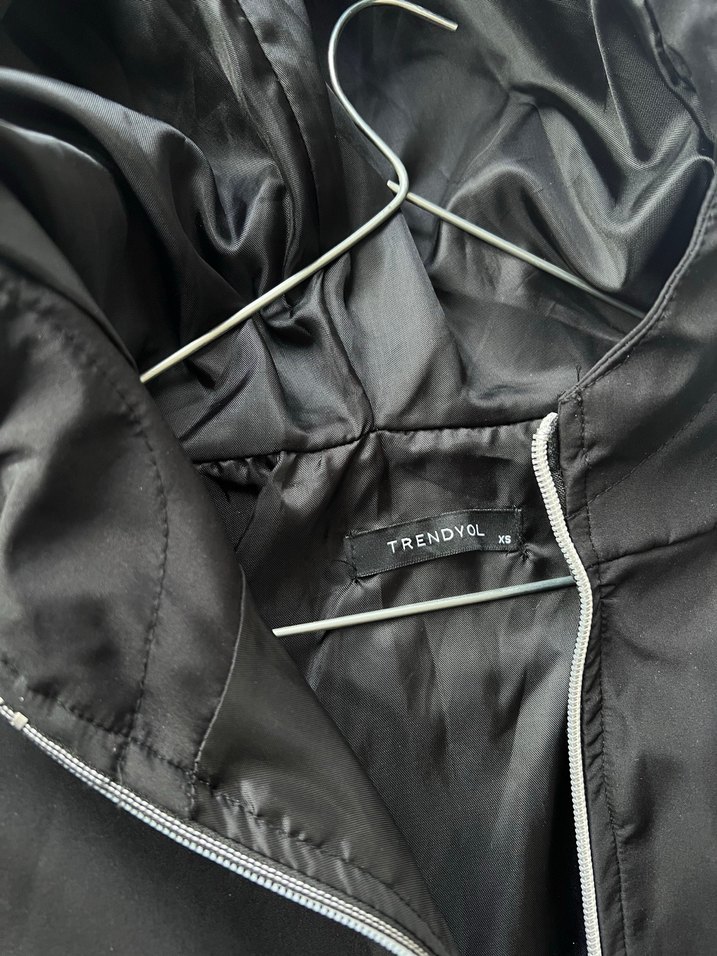 Siyah Kapüşonlu Yağmurluk - Görsel 2