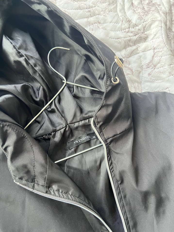 Siyah Kapüşonlu Yağmurluk - Görsel 4