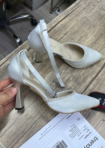 Gümüş Tokalı İnce Topuklu Kadın Ayakkabı