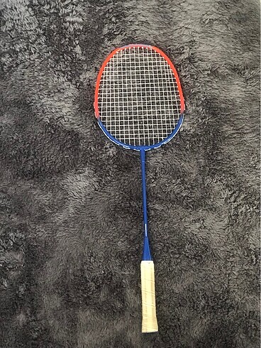 Badminton raketi