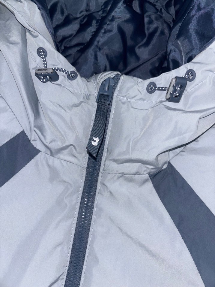 Erkek Gri Spor Kapüşonlu Rüzgarlık Ceket BERSHKA - Görsel 2